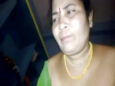ಎವೆಲಿನ್ ಕ್ಯಾಮೆರಾ ಮುಂದೆ ಧೂಮಪಾನ ಮಾಡುತ್ತಿದ್ದಾಳೆ