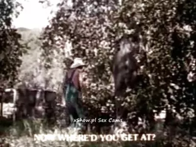 ದಂಪತಿಗಳು ಹಾಸಿಗೆಯ ಮೇಲೆ ಕುಣಿಯುತ್ತಿದ್ದಾರೆ