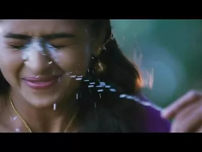 ಹೊಂಬಣ್ಣವು ಬೃಹತ್ ಕೋಳಿಯ ಮೇಲೆ ಉಸಿರುಗಟ್ಟಿಸುತ್ತದೆ