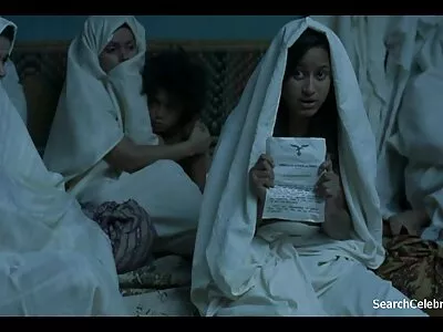 ಬಿಸಿ ಶ್ಯಾಮಲೆ ದೊಡ್ಡ ಡಿಲ್ಡೊವನ್ನು ಸವಾರಿ ಮಾಡುತ್ತದೆ