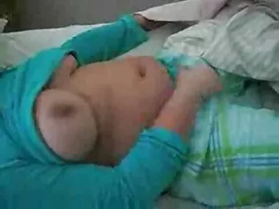 ಶ್ಯಾಮಲೆ ಕಮ್ ಶಾಟ್ ಪಡೆಯುತ್ತಿದ್ದಾಳೆ