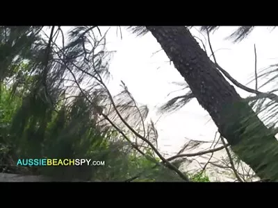 ಹಾಸಿಗೆಯ ಮೇಲೆ ದಂಪತಿಗಳು ಬೆತ್ತಲೆಯಾಗಿದ್ದಾರೆ